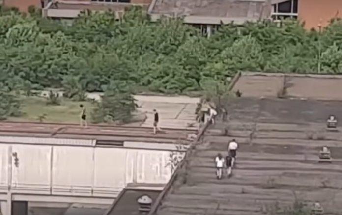 (video)-decak-(14)-propao-kroz-krov-zgrade!-pao-sa-visine-od-4-metra,-hitno-prebacen-na-institut-za-majku-i-dete:-drama-na-novom-beogradu!