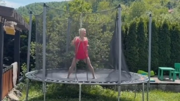 grudi-samo-sto-joj-ne-ispadnu-na-trambolini-svi-trljaju-oci-zbog-snimka-maje-nikolic:-pevacica-ne-prestaje-da-sokira,-skace-i-vristi-(video)