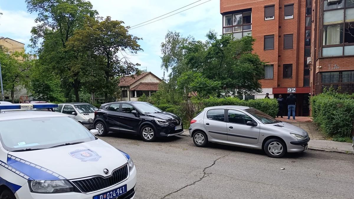 zena-muzu-zarila-nogaru-od-stolice-u-srce?!-prve-slike-sa-mesta-stravicnog-ubistva-na-cukarici:-policija-blokirala-prilaz-zgradi zena-muzu-zarila-nogaru-od-stolice-u-srce?!-prve-slike-sa-mesta-stravicnog-ubistva-na-cukarici:-policija-blokirala-prilaz-zgradi