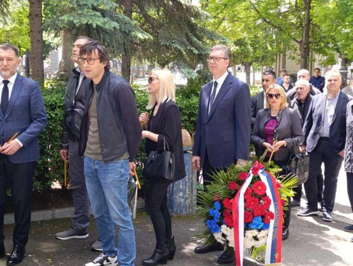 predsednik-srbije-odaje-postu-kosarkaskoj-legendi:-vucic-na-sahrani-vladimira-cvetkovica,-polozice-venac-u-bojama-srpske-trobojke-(foto/video)