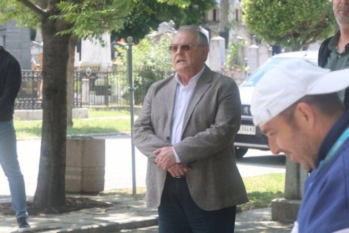 i-on-je-tu:-nebojsa-covic-dosao-na-sahranu-vladimira-cvetkovica-–-sreo-se-sa-vucicem-(video)
