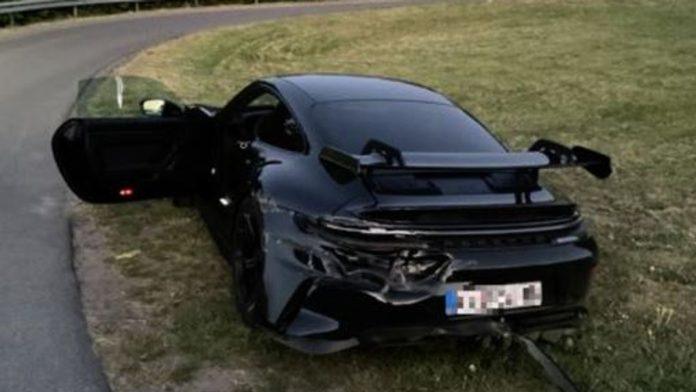 luksuzni-porse-ostavio-pored-puta-i-pobegao-kroz-sumu-nemacka-policija-traga-za-drzavljaninom-srbije:-vrednost-sportske-zveri-procenjena-na-200.000-evra,-evo-kako-je-doslo-do-nesrece