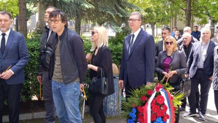 predsednik-srbije-odaje-postu-kosarkaskoj-legendi:-vucic-na-sahrani-vladimira-cvetkovica,-polozice-venac-u-bojama-srpske-trobojke