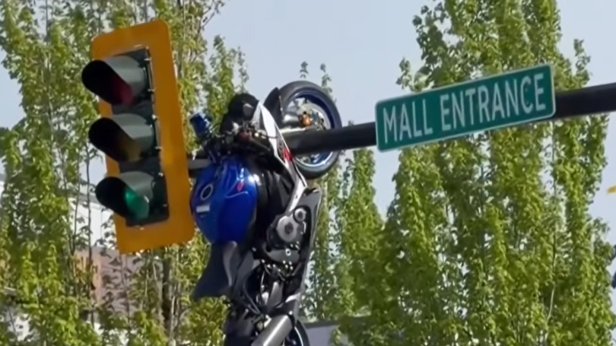 (video)-scena-kao-iz-akcionog-filma-motor-se-velikom-brzinom-zakucao-u-bmw,-a-onda-odleteo-na-semafor-i-ostao-da-visi