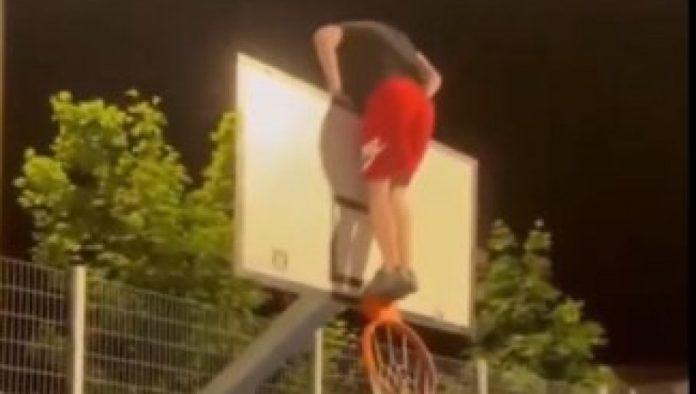 blokaderi-ruse-sve-pred-sobom!-jedan-se-popeo-na-tablu-i-razvalio-kos-–-je-l-ovo-borba-za-“bolje-drustvo”?-(video)