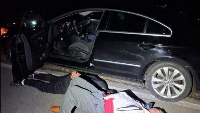 uhapsen-zbog-sverca-migranata-policajci-stavili-lisice-na-ruke-simi-redzepovicu,-isticao-se-kao-organizator-protesta-u-beogradu-(foto)