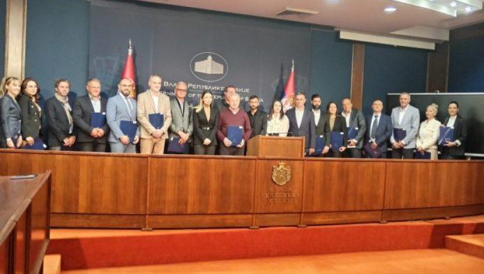 “drzava-ce-uvek-biti-pouzdan-partner”:-mesarovic-urucila-resenja-o-dodeli-bespovratnih-sredstava-od-130-miliona-za-19-srpskih-kompanija