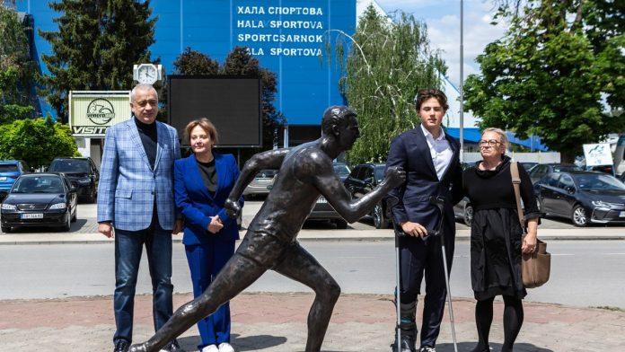 (foto)-u-subotici-svecano-otkriven-spomenik-jovanu-mikicu-spartaku