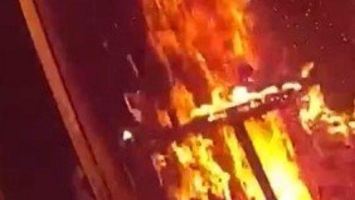 policajac-uleteo-u-stan-i-spasao-majku-sa-dvoje-dece:-kamera-na-njegovoj-uniformi-snimila-jezive-trenutke-(video)