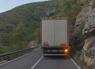 Kamion ispred vas, mili, ne možete da ga zaobiđete, a on pali DESNI MIGAVAC: Da li znate šta hoće da vam poruči? kamion-ispred-vas,-mili,-ne-mozete-da-ga-zaobidete,-a-on-pali-desni-migavac:-da-li-znate-sta-hoce-da-vam-poruci?