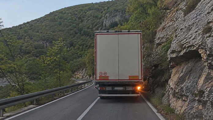 kamion-ispred-vas,-mili,-ne-mozete-da-ga-zaobidete,-a-on-pali-desni-migavac:-da-li-znate-sta-hoce-da-vam-poruci?