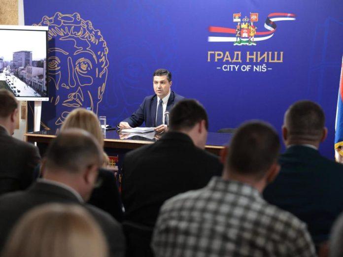 grad-nis-doneo-vaznu-odluku:-zastave-na-jarbolima-u-svim-niskim-skolama