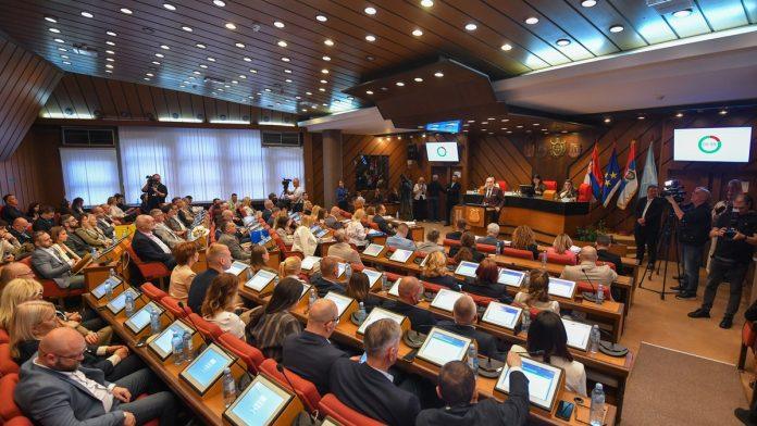 zavrsena-sednica-skupstine-grada-novog-sada:-na-momente-tenzicno,-za-dva-odbornika-trazeno-udaljenje-iz-sale-(video)