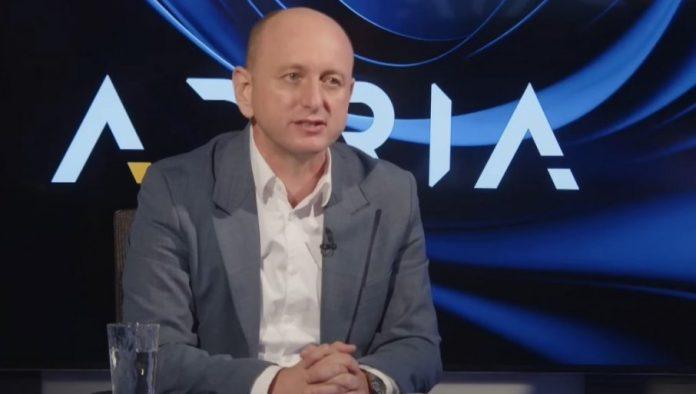 “nije-dovoljno-da-na-svadbama-dizemo-tri-prsta-i-pevamo-o-kim”-knezevic:-zeta-je-imala-moralnu-obavezu-da-izvuce-noz-iz-leda-bratske-srbije