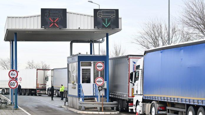 guzva-na-batrovcima-teretna-vozila-cekaju-tri-sata-na-izlaz-iz-srbije