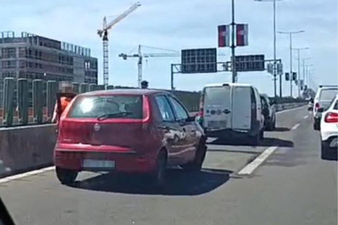lancani-sudar-kod-gazele:-sudarili-se-pikap-i-dva-putnicka-vozila,-stvorile-se-guzve-u-pravcu-ka-novom-beogradu-(video)