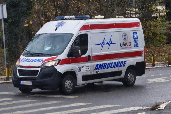 blokaderi-napali-hitnu-pomoc:-haos-kod-pravnog,-zdravstveni-radnici-pokusavali-da-pridu-povredenom,-a-onda-su-ih-okruzili