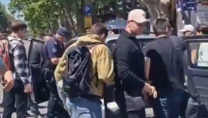 “pogledajte-sta-st*ka-radi”-isplivao-snimak-brutalnog-huliganstva-blokadera:-oni-su-direktni-krivci-za-sve-sto-se-desilo-danas-kod-pravnog