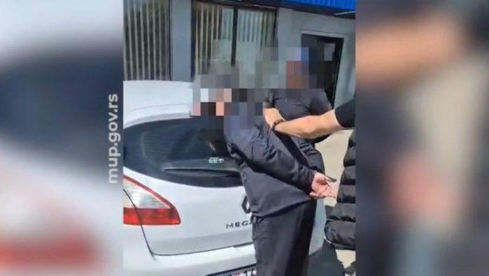 isplivao-snimak-hapsenja:-osumnjicenima-za-povezanost-sa-nestankom-baje-stavljene-lisice-na-ruke-(video)