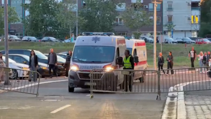 dva-vozila-hitne-pomoci-stigla-u-beogradsku-arenu:vesna-zmijanac-prikljucena-na-infuziju-tik-pred-koncert-(video)