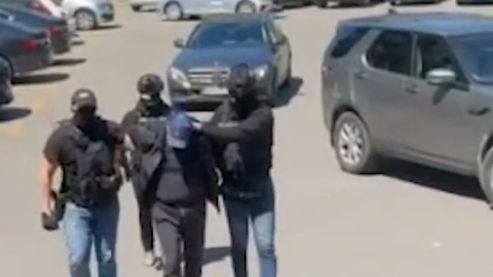 (video)-ovako-su-uhapsena-dvojica-zbog-nestanka-kekinog-coveka-supruga-prijavila-da-ga-nema,-u-lokalu-gde-je-poslednji-put-viden-nadene-caure-i-krv