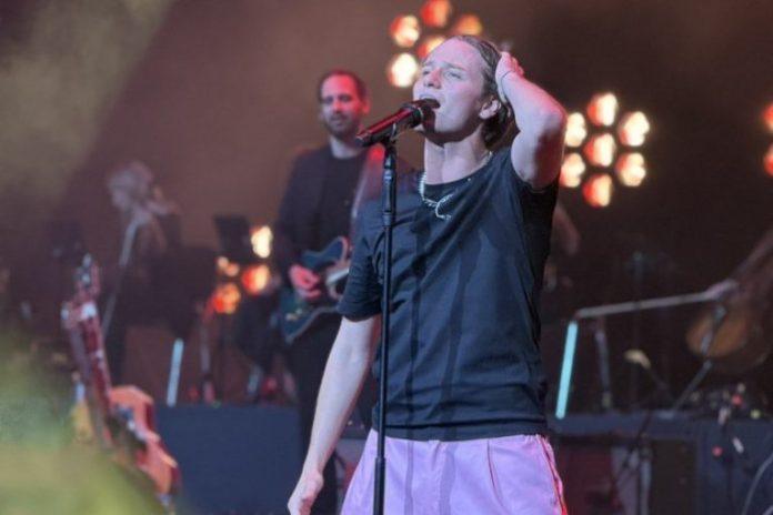 jakov-jozinovic-prekinuo-koncert-zbog-cerkice-marije-mikic!-emocije-preplavile-plavu-dvoranu,-u-prvim-redovima-najveca-imena-estrade!-(video,-galerija)