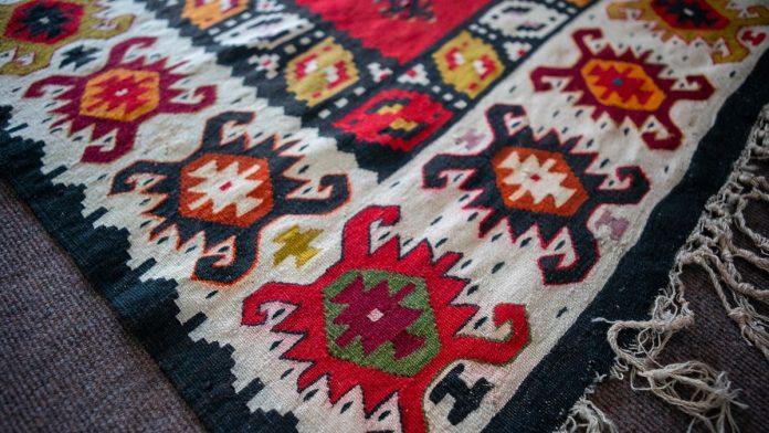 svaka-sara-ima-svoje-znacenje,-simbolika-je-jaka,-a-evo-zasto-se-verovalo-da-pirotski-cilimi-imaju-magijsku-moc