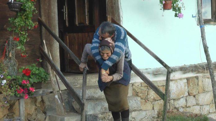 majka-je-bolesnog-sina-nosila-ceo-zivot-na-ledima:-zbog-ove-fotografije-olge-i-predraga-place-pola-srbije-–-jedan-detalj-uznemirava-foto