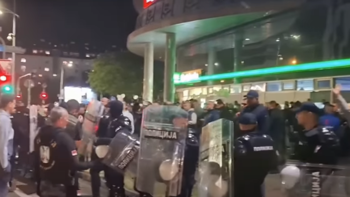 napeto-u-novom-sadu:-policija-razdvaja-dve-grupe,-demonstranti-na-poziv-zborova-dosli-zbog-otvaranja-medunarodnog-poljoprivrednog-sajma-(video)