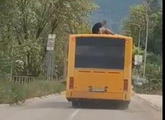 STRAVIČNA SCENA KOD PRIJEPOLJA: Dečak se vozi na krovu autobusa, popeo se kroz šiber na vozilo u pokretu (VIDEO) stravicna-scena-kod-prijepolja:-decak-se-vozi-na-krovu-autobusa,-popeo-se-kroz-siber-na-vozilo-u-pokretu-(video)