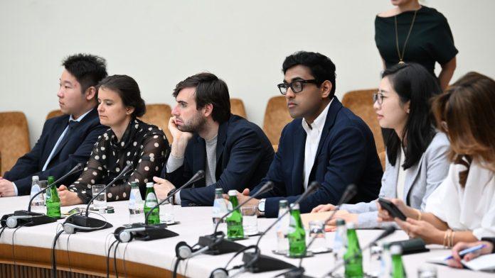 studenti-sa-harvarda-i-mit:-zadovoljstvo-je-upoznati-srbiju,-njen-tehnoloski-razvoj,-kulturu-i-tradiciju