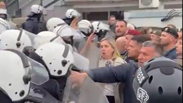 napeto-u-resniku-demonstranti-se-sukobili-sa-policijom,-organi-reda-razdvajaju-dve-grupe