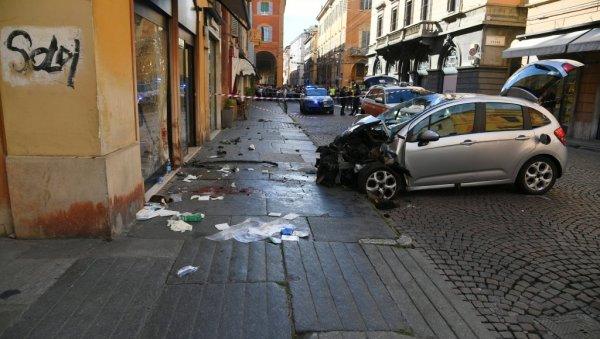 isplivao-uznemirujuci-snimak-iz-italije:-zaleteo-se-autom-u-masu,-pa-tokom-bekstva-izbo-prolaznika-(foto/video) isplivao-uznemirujuci-snimak-iz-italije:-zaleteo-se-autom-u-masu,-pa-tokom-bekstva-izbo-prolaznika-(foto/video)
