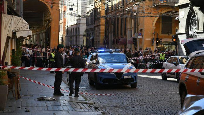 zaleteo-se-u-pesake-brzinom-od-160-na-sat,-pa-potegao-noz-pomahnitali-vozac-namerno-pokosio-ljude-u-italiji,-dvoje-se-bori-za-zivot