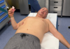 PRVA SLIKA ĐANIJA IZ BOLNICE NAKON ŠTO GA JE UJEO GOST Folker bez majice leži na stolu, ima ranu na stomaku (FOTO) prva-slika-danija-iz-bolnice-nakon-sto-ga-je-ujeo-gost-folker-bez-majice-lezi-na-stolu,-ima-ranu-na-stomaku-(foto)