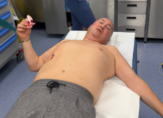 PRVA SLIKA ĐANIJA IZ BOLNICE NAKON ŠTO GA JE UJEO GOST Folker bez majice leži na stolu, ima ranu na stomaku (FOTO) prva-slika-danija-iz-bolnice-nakon-sto-ga-je-ujeo-gost-folker-bez-majice-lezi-na-stolu,-ima-ranu-na-stomaku-(foto)
