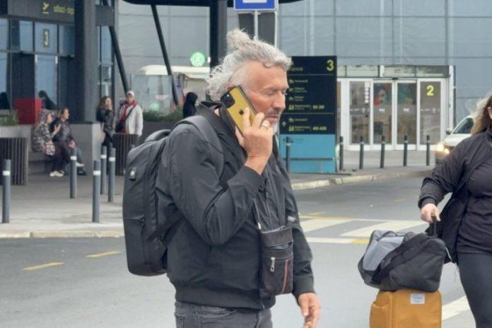 maca-sav-treperi,-strasno-ga-ljubi-20-godina-mlada!-glumca-na-aerodromu-pokupila-supruga,-svima-pale-vilice!-(video,-galerija)