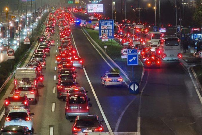 amss-izdao-hitno-upozorenje-za-vojace,-uslovi-za-voznju-otezani:-na-ovim-prelazima-ceka-se-i-do-4-sata