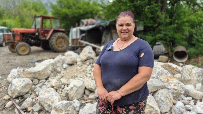 (foto,-video)-njene-ruke-dizu-teski-kamen,-gore-u-krecani,-cepaju-drva-i-popravljaju-traktor,-ali-imaju-i-neznosti-za-sedmoro-unucadi!-ovo-je-nadezda,-zena-ciji-bi-tempo-zivota-slomio-i-najjace-muskarce