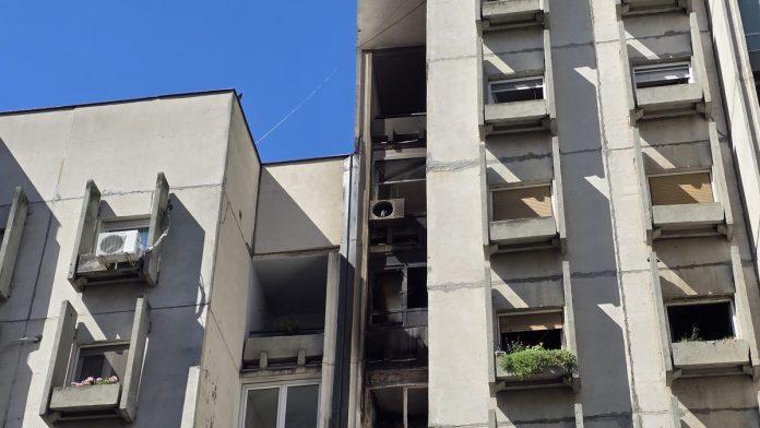 (foto,-video)-stravicne-posledice-pozara-u-soliteru-u-gandijevoj,-a-sve-je-krenulo-od-punjaca-za-mobilni!?-ceo-stan-nestao-u-plamenu,-vatra-i-u-okolnim,-osteceni-i-automobili!