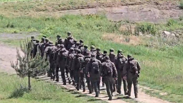 ceta-vojnika-marsira-pored-jezera!-opsadno-stanje-kod-indije,-u-toku-potraga-za-telom-aleksandra-nesovica:-na-licu-mesta-i-ronioci!-(foto,-video)