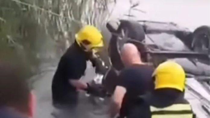 (video)-ovako-je-izvuceno-telo-muskarca-iz-jezera-kod-becmena!-automobil-plutao-prevrnut-na-krov:-vatrogasci-ga-sekli-da-dodu-do-vozaca