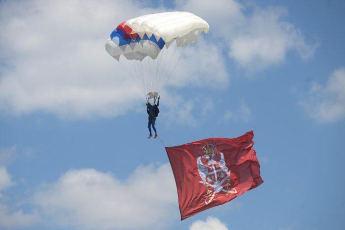 otvoren-“balkanski-skok-prijateljstva-2026”:-vise-od-120-padobranaca-iz-regiona-i-evrope-na-lisicjem-jarku-(foto)