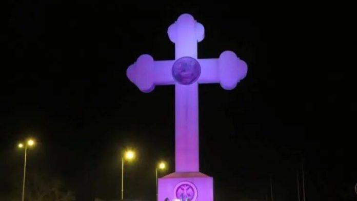 simbol-pravoslavlja-zasijao-ljubicasto!-nesvakidasnji-prizor-odusevio-kragujevcane,-evo-i-zasto!-bravo-za-ovaj-potez!-(foto)