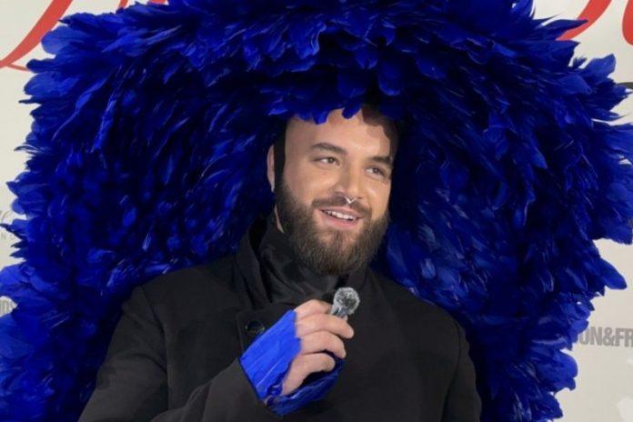 sta-mu-je-to-na-glavi?!-nuci-stajlingom-zadao-domaci-zadatak,-svi-gledaju-plavo-perje!-(video,-galerija)