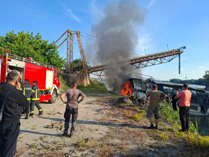 zapalio-se-brod-nasukan-u-apatinu:-vatrogasci-se-i-dalje-bore-sa-vatrom-(foto/video)
