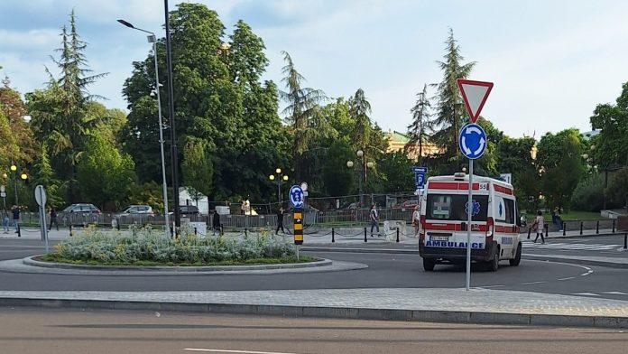 (foto)-oborena-devojka-na-trgu-nikole-pasica-saobracajna-nezgoda-u-centru-beograda:-ljudi-odmah-pritrcali-da-joj-pomognu