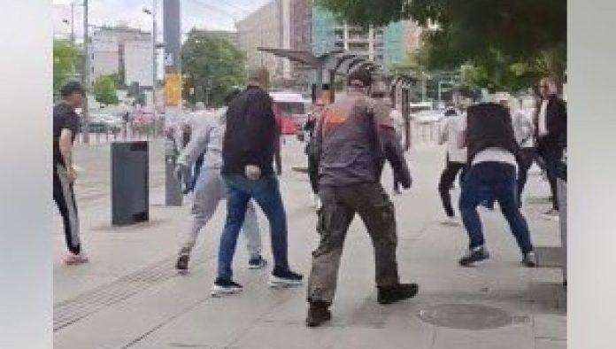 blokaderi-nastavljaju-sa-fasistickim-napadima:-na-slaviji-su-aktivisti-sns-a-napadnuti-i-poprskani-suzavcem-(video)