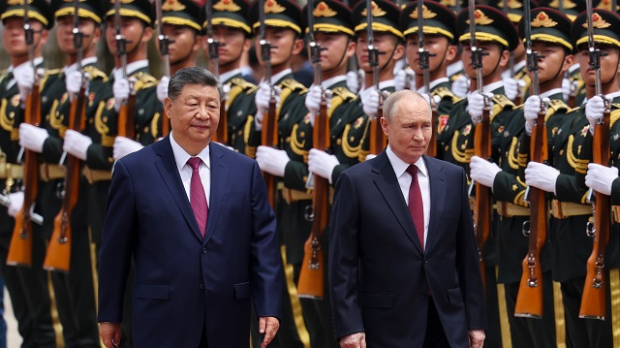 Путин-свечано-поздрављен-топовском-ватром-на-главном-тргу-у-Пекингу,-дочекао-га-Си Путин-свечано-поздрављен-топовском-ватром-на-главном-тргу-у-Пекингу,-дочекао-га-Си