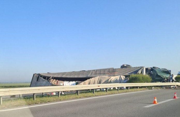 prve-slike-karambola-izmedu-petlji-vrbas-i-sirig:-prevrnuo-se-kamion-na-auto-putu-u-smeru-ka-novom-sadu,-stoji-sve!-ocekuje-se-visesatna-obustava-saobracaja